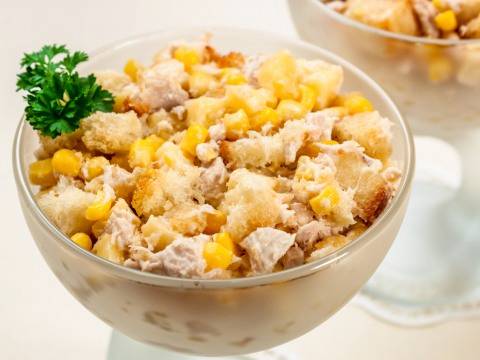 Салат «Иришка» с сухариками и кукурузой
