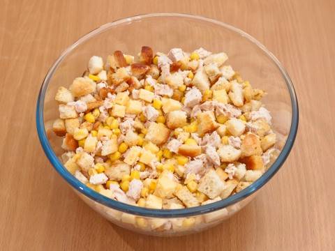 Салат «Иришка» с сухариками и кукурузой