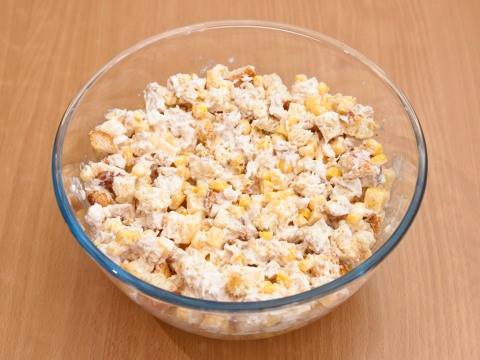 Салат «Иришка» с сухариками и кукурузой