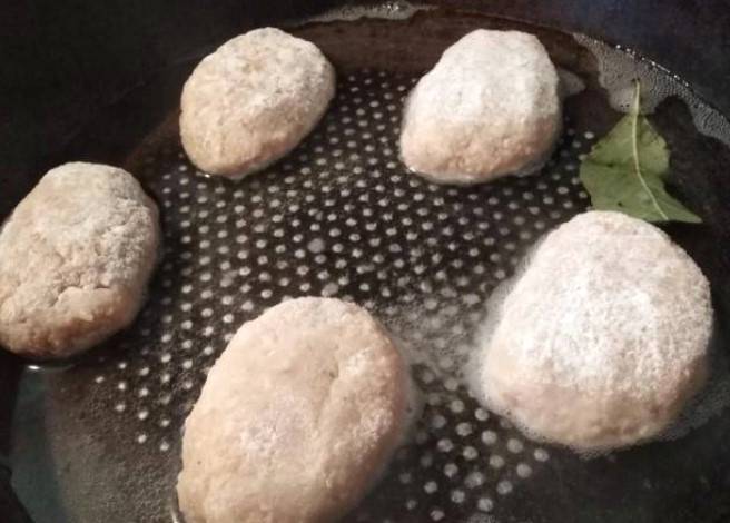Паровые котлеты на сковороде