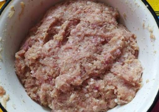 Котлеты из фарша с хлебом на сковороде