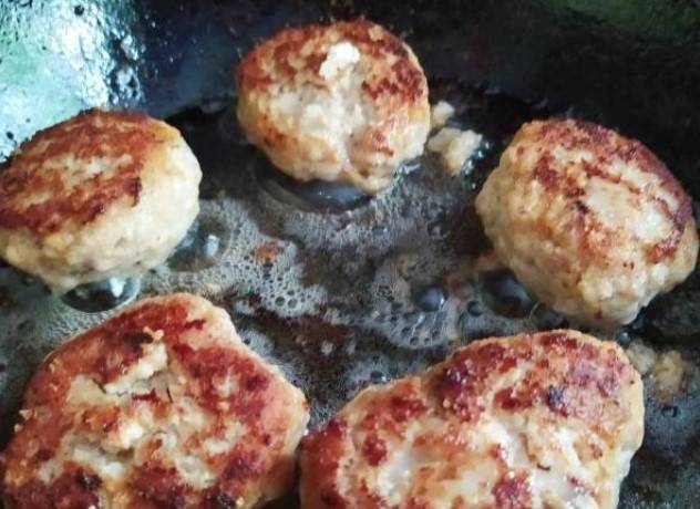 Котлеты из фарша с хлебом на сковороде