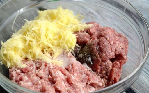Сочные и мягкие котлеты из фарша без хлеба на сковороде