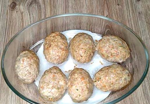 Котлеты из фарша с подливкой в духовке