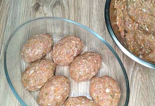 Котлеты из фарша с подливкой в духовке