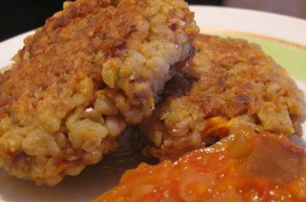 Котлеты из вареной гречки с луком, морковью с яйцом на сковороде