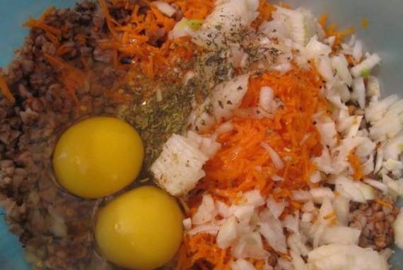 Котлеты из вареной гречки с луком, морковью с яйцом на сковороде