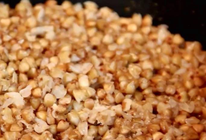 Котлеты из вареной гречки с луком, морковью с яйцом на сковороде