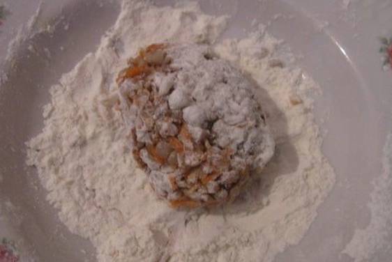 Котлеты из вареной гречки с луком, морковью с яйцом на сковороде