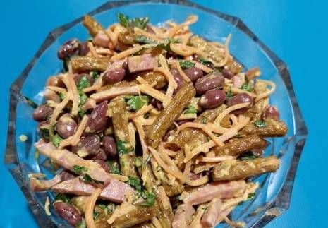 Салат из фасоли, консервированной с сухариками и колбасой копченой