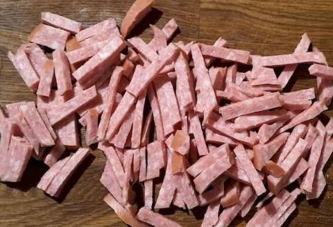 Салат из фасоли, консервированной с сухариками и колбасой копченой