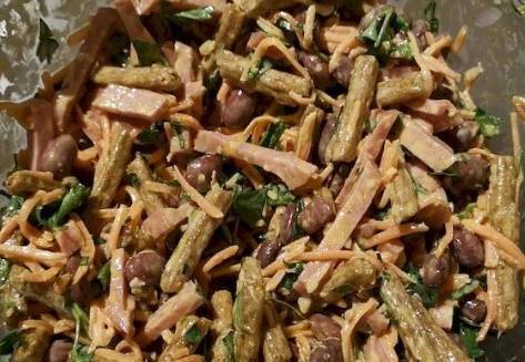 Салат из фасоли, консервированной с сухариками и колбасой копченой