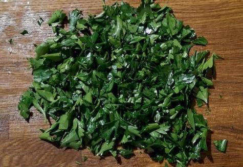 Салат из фасоли, консервированной с сухариками и колбасой копченой