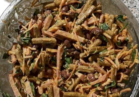 Салат из фасоли, консервированной с сухариками и колбасой копченой