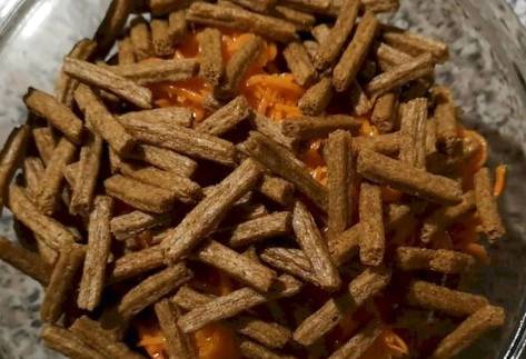 Салат из фасоли, консервированной с сухариками и колбасой копченой