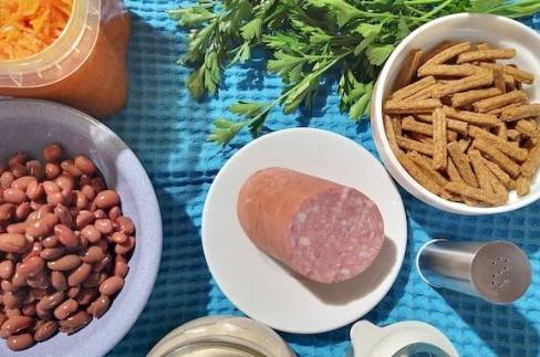 Салат из фасоли, консервированной с сухариками и колбасой копченой