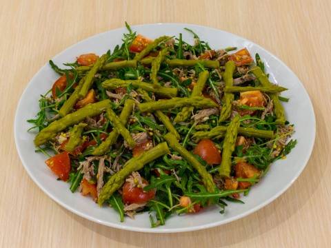 Салат из утиной грудки с рукколой