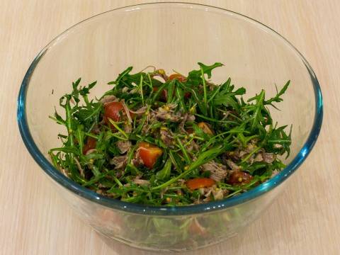 Салат из утиной грудки с рукколой
