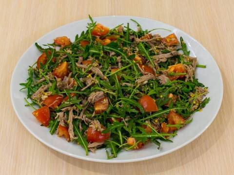 Салат из утиной грудки с рукколой