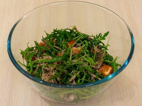 Салат из утиной грудки с рукколой