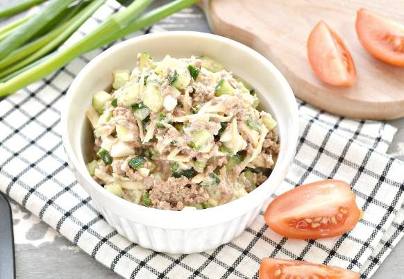 Салат из тунца с огурцом и яйцами классический