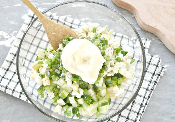 Салат из тунца с огурцом и яйцами классический