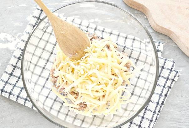 Салат из тунца с огурцом и яйцами классический