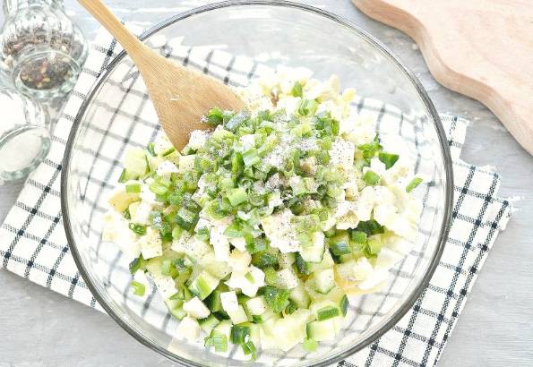 Салат из тунца с огурцом и яйцами классический