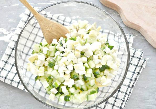 Салат из тунца с огурцом и яйцами классический