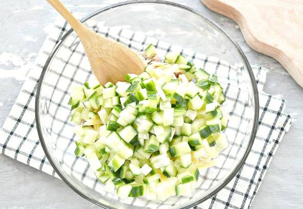 Салат из тунца с огурцом и яйцами классический