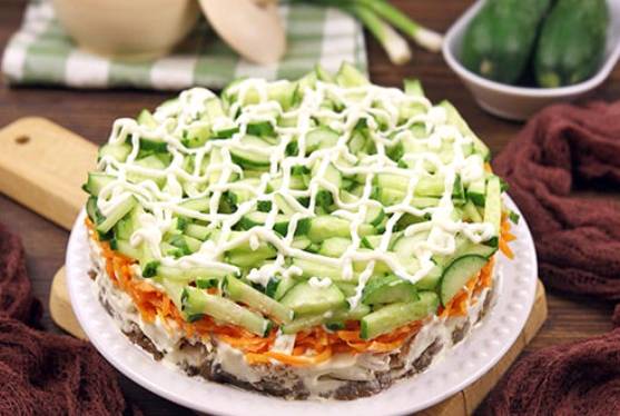 Салат из жареных шампиньонов с курицей и корейской морковью