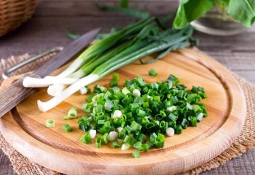 Салат из черемши с яйцом и огурцом