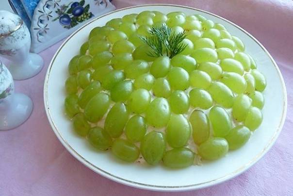 Салат «Изумрудный» с виноградом