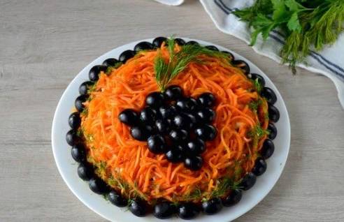Салат с копченой курицей, корейской морковью, грибами, огурцом и яйцом