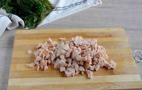 Салат с копченой курицей, корейской морковью, грибами, огурцом и яйцом