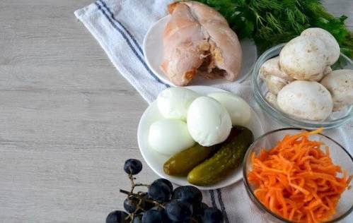 Салат с копченой курицей, корейской морковью, грибами, огурцом и яйцом