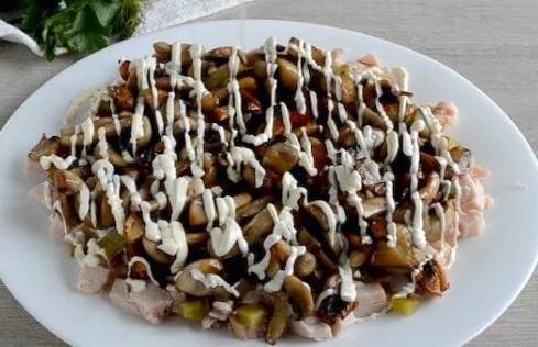 Салат с копченой курицей, корейской морковью, грибами, огурцом и яйцом