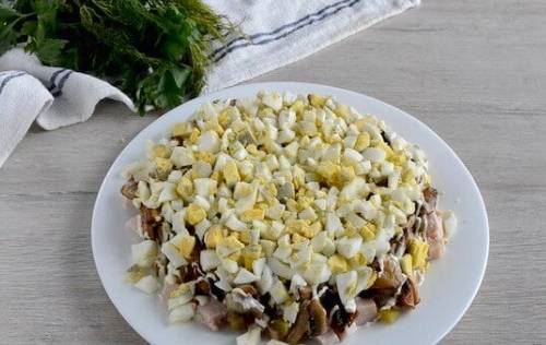Салат с копченой курицей, корейской морковью, грибами, огурцом и яйцом
