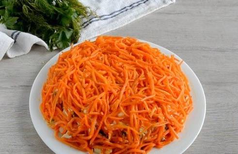 Салат с копченой курицей, корейской морковью, грибами, огурцом и яйцом