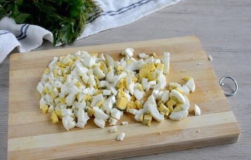Салат с копченой курицей, корейской морковью, грибами, огурцом и яйцом