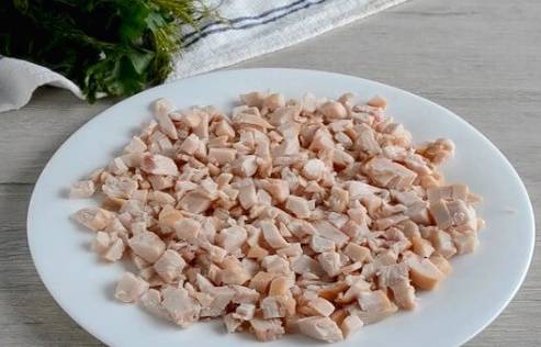 Салат с копченой курицей, корейской морковью, грибами, огурцом и яйцом