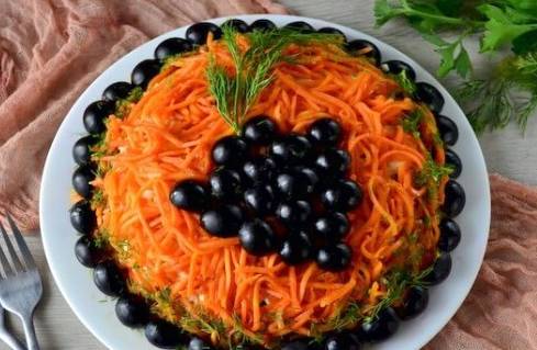Салат с копченой курицей, корейской морковью, грибами, огурцом и яйцом