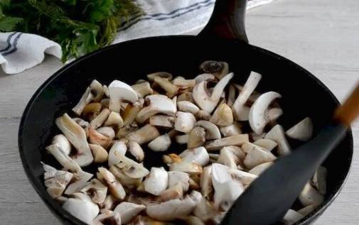 Салат с копченой курицей, корейской морковью, грибами, огурцом и яйцом
