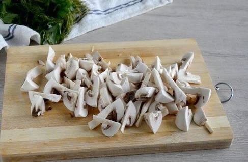 Салат с копченой курицей, корейской морковью, грибами, огурцом и яйцом