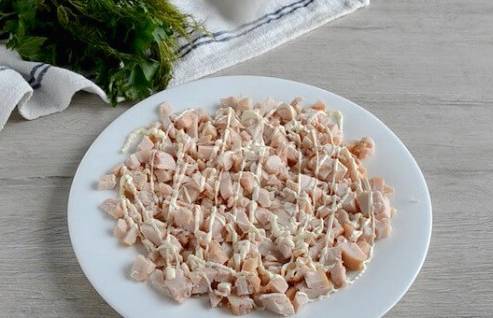 Салат с копченой курицей, корейской морковью, грибами, огурцом и яйцом