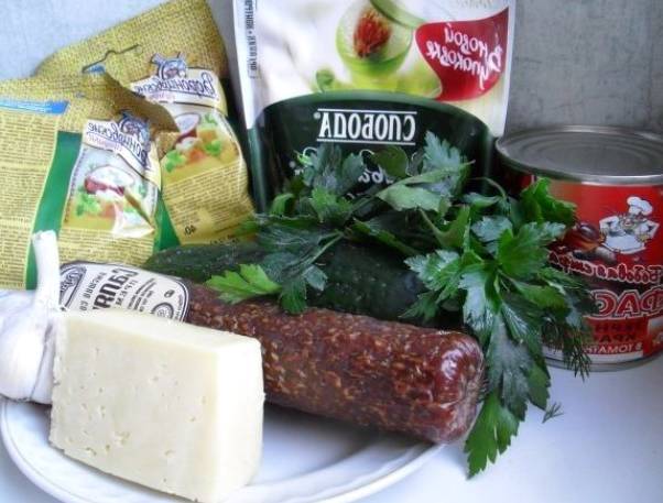Салат из консервированной фасоли с сухариками и сыром