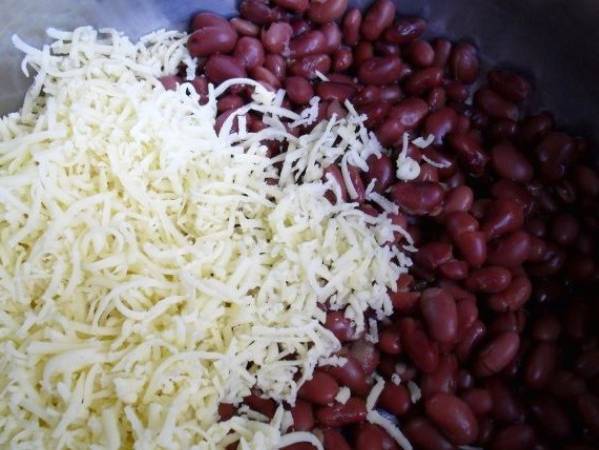 Салат из консервированной фасоли с сухариками и сыром