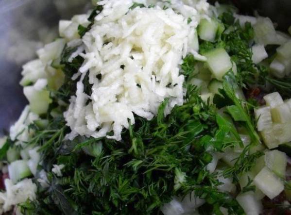 Салат из консервированной фасоли с сухариками и сыром