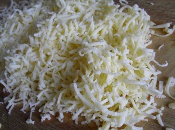 Салат из консервированной фасоли с сухариками и сыром