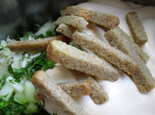 Салат из консервированной фасоли с сухариками и сыром
